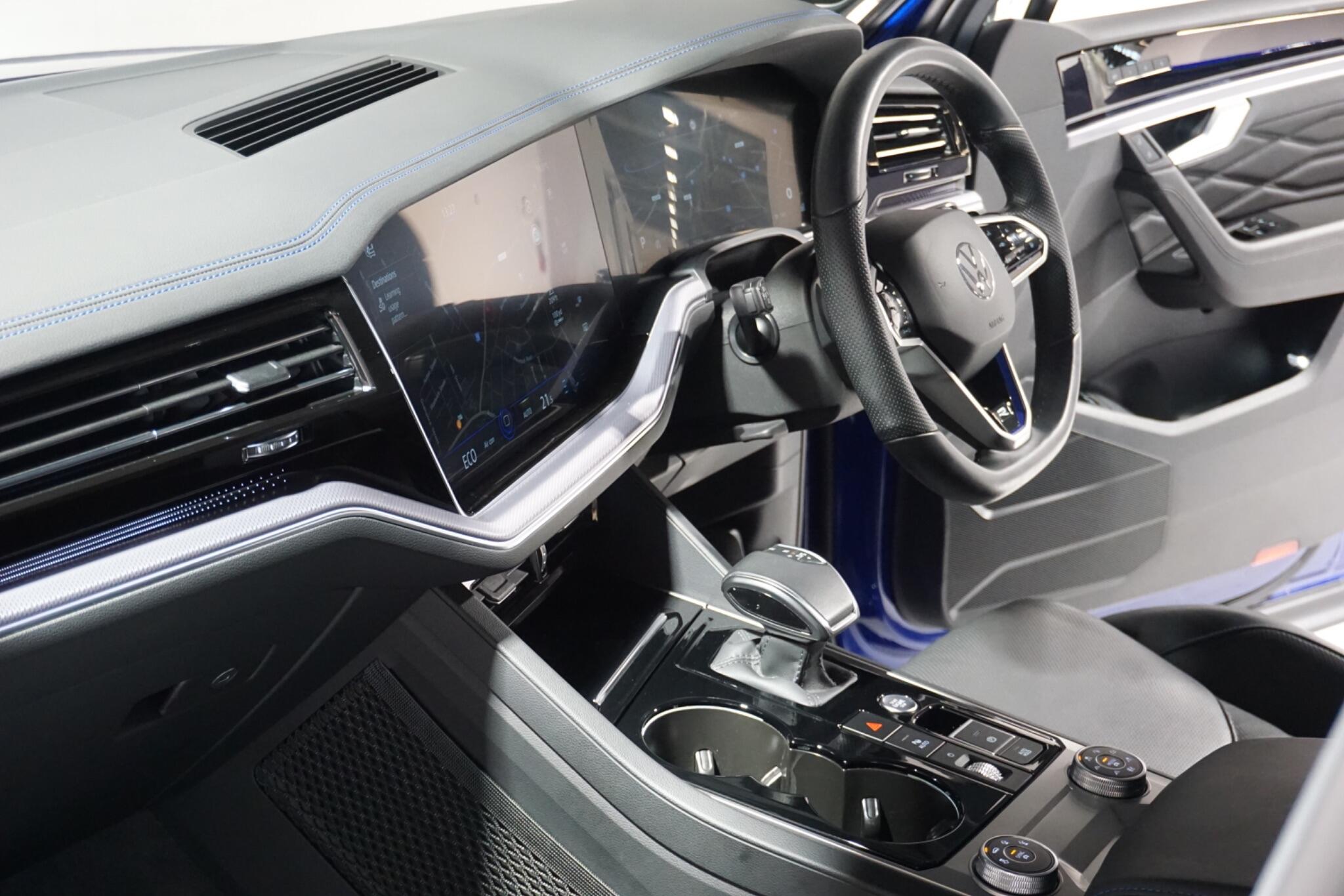 Volkswagen Touareg 3.0 V6 TSI eHybrid 14.3kWh R SUV 5dr Petrol Plug-in Hybrid Tiptronic 4Motion Euro 6 (s/s) (462 ps)